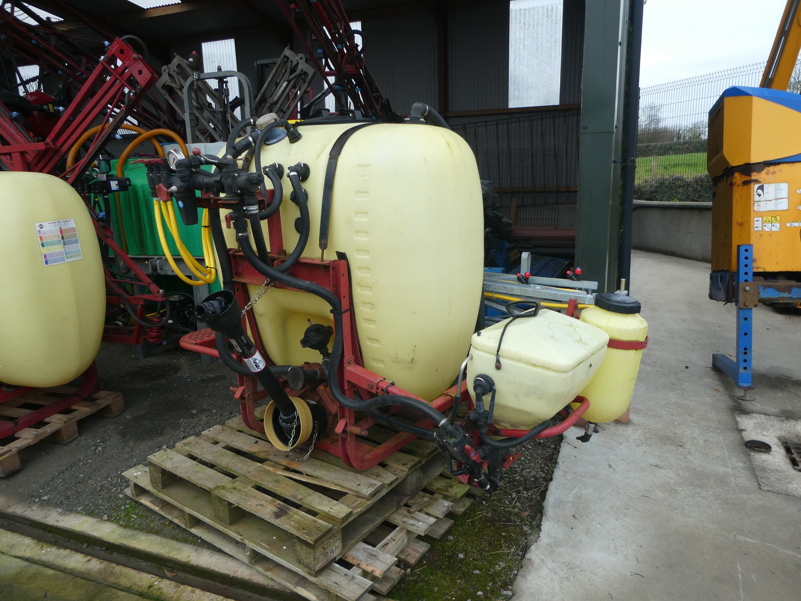 Hardi 600lt crop sprayer