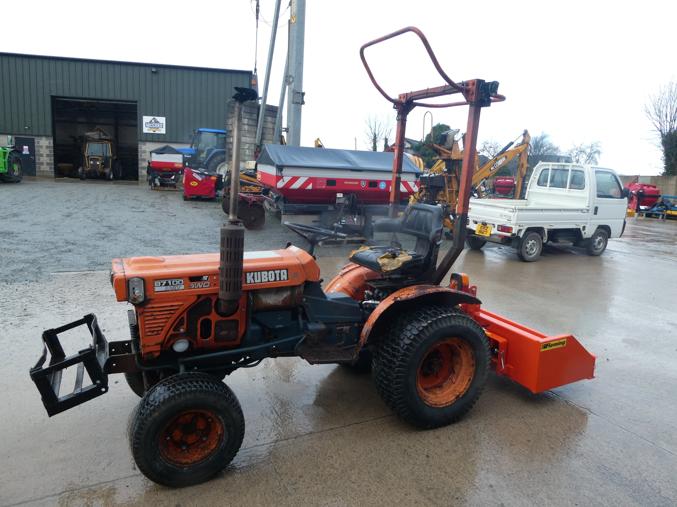 Kubota B7100 HST Tractor