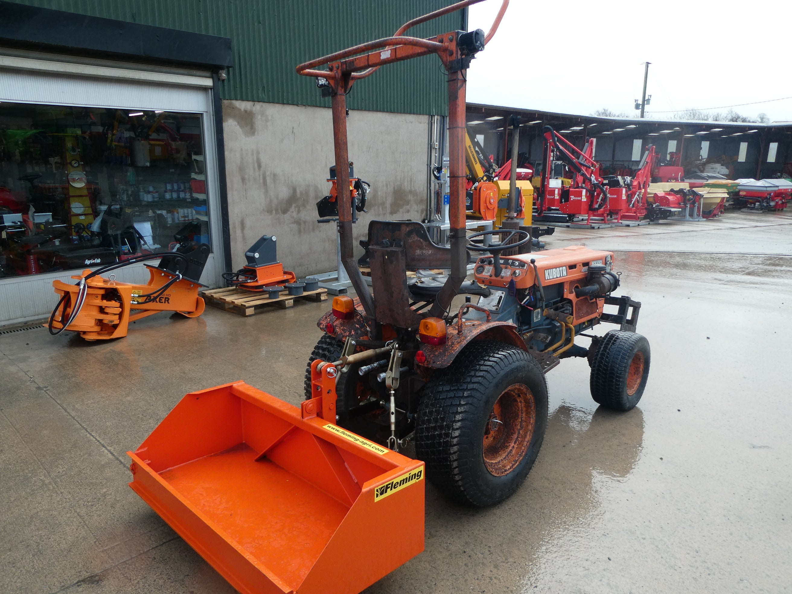 Kubota B7100 HST Tractor