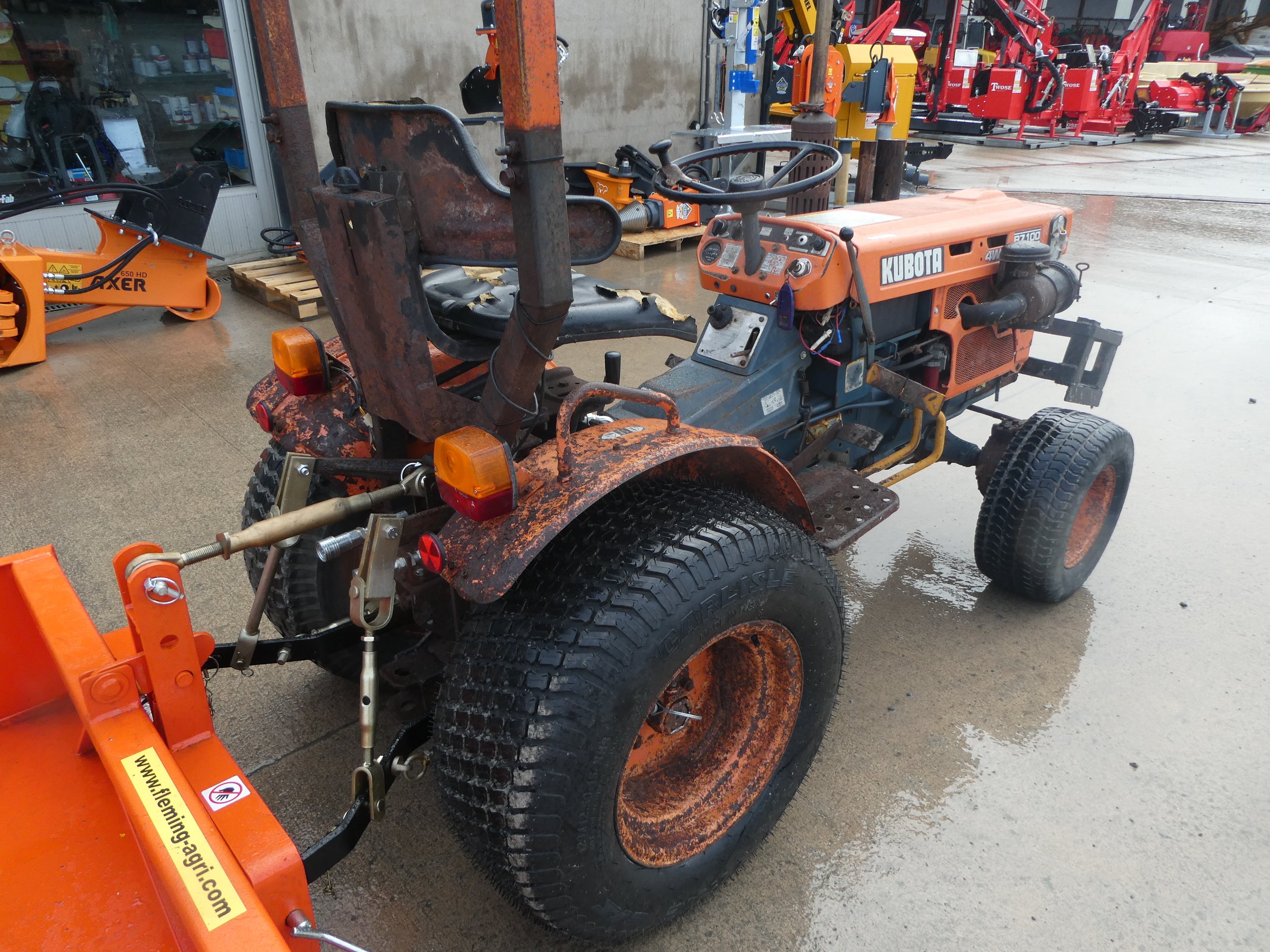 Kubota B7100 HST Tractor