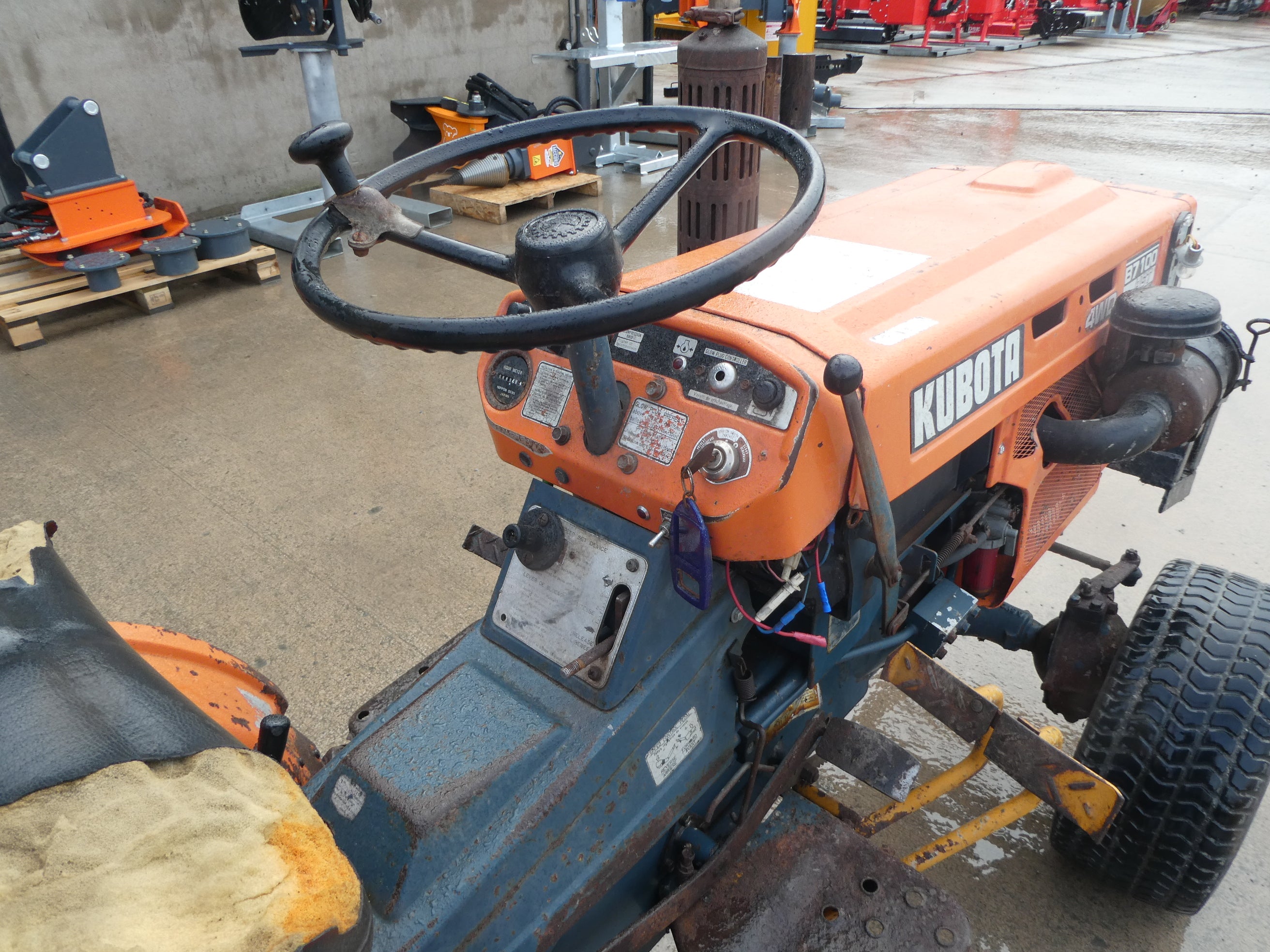 Kubota B7100 HST Tractor