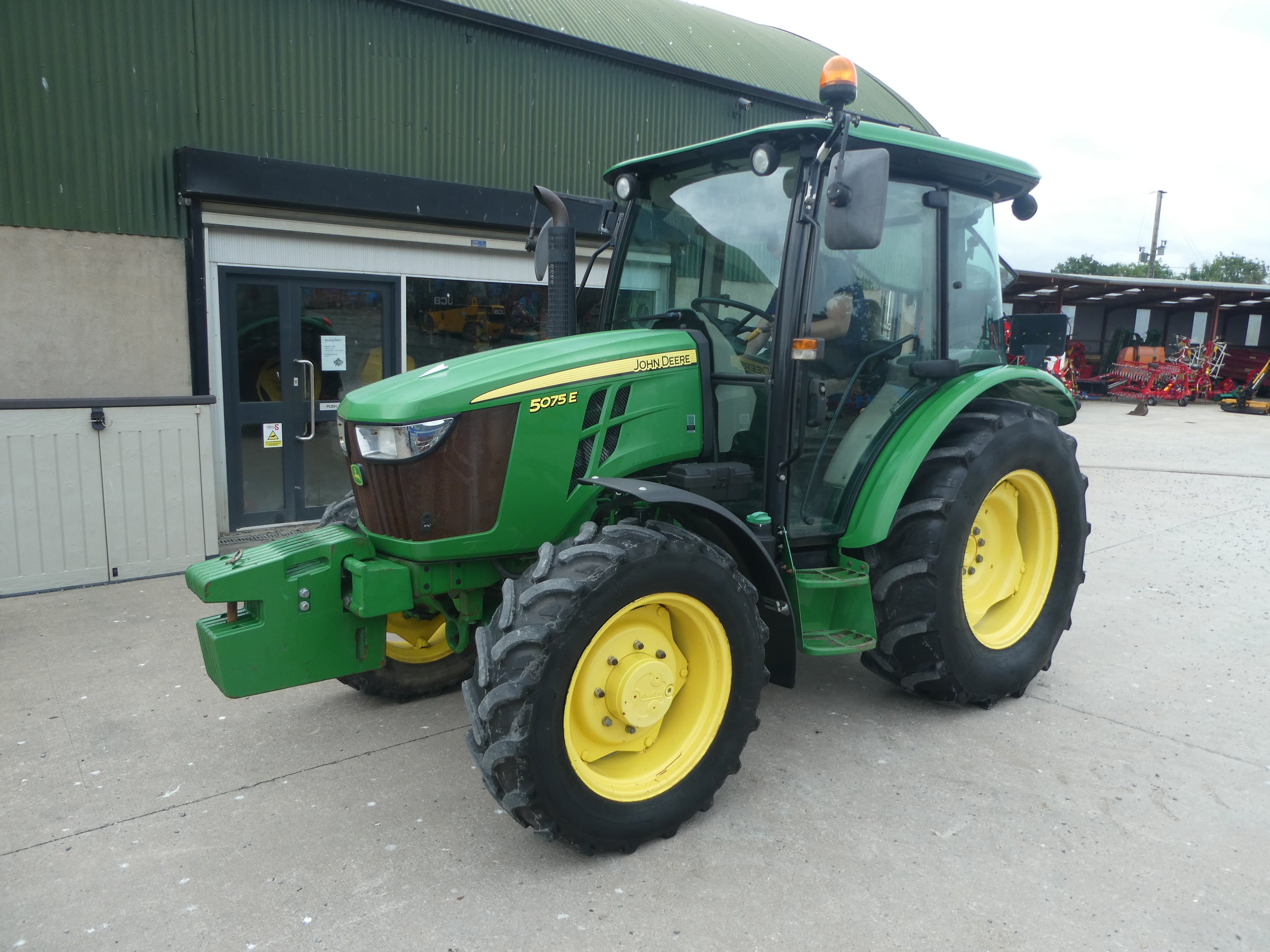 John Deere 5075E