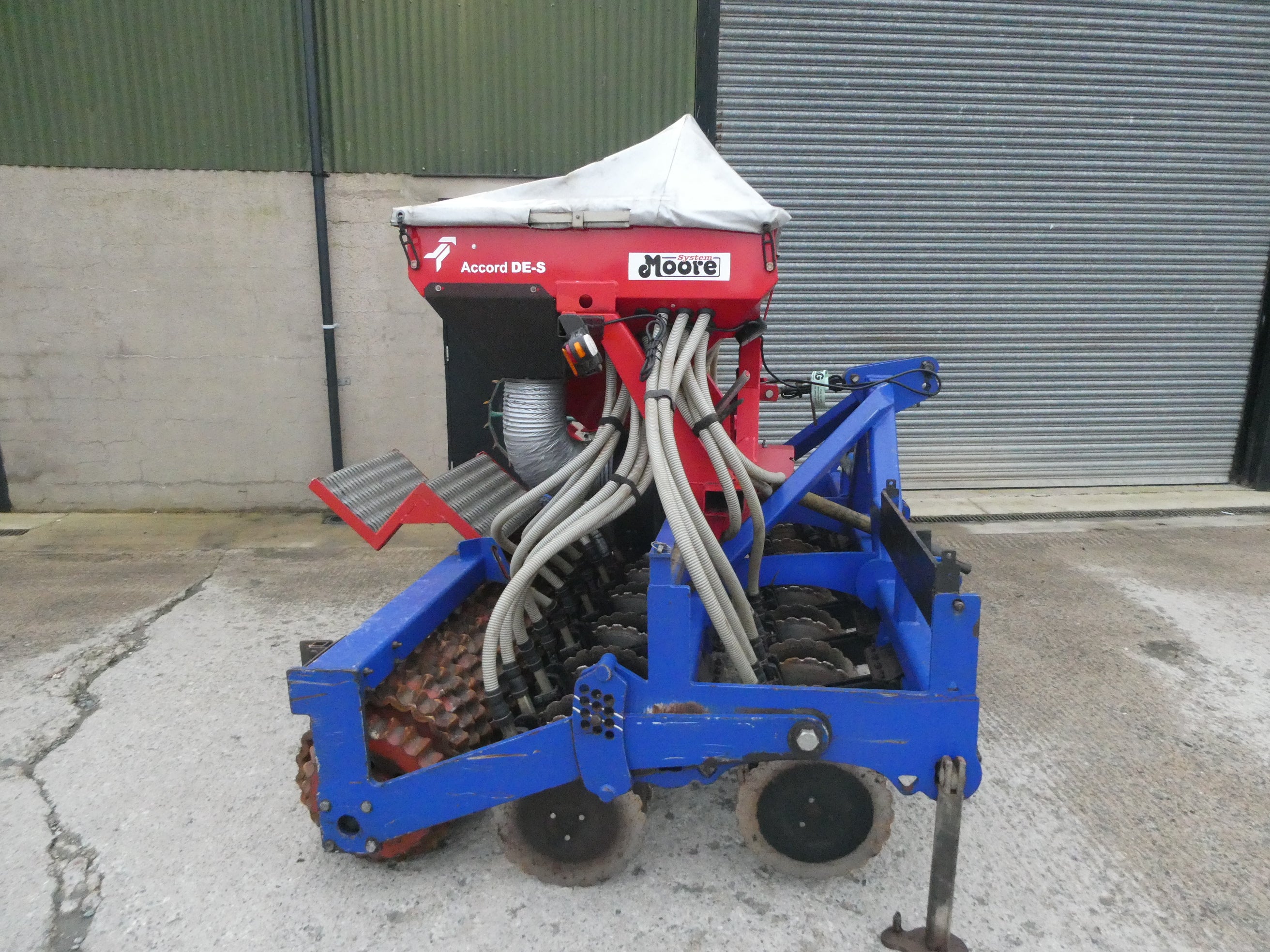 Used Moore 32 row Grassland UniDrill
