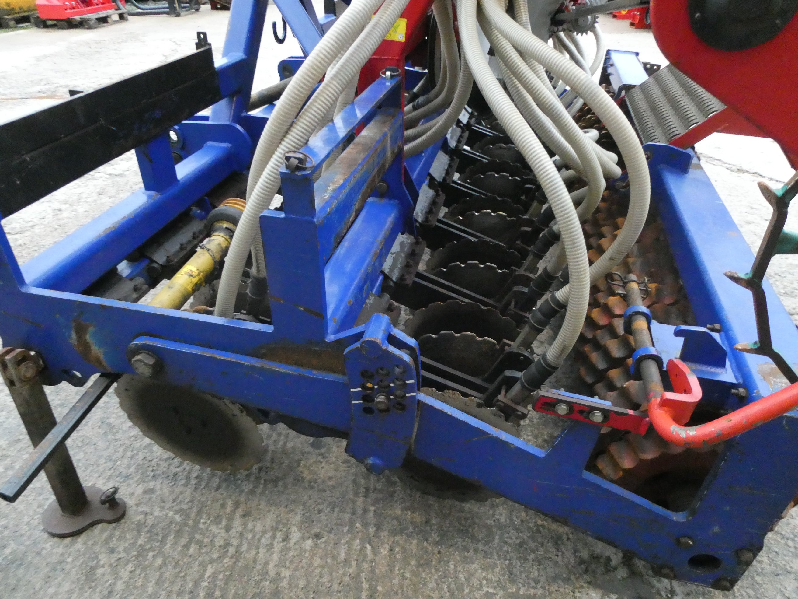 Used Moore 32 row Grassland UniDrill