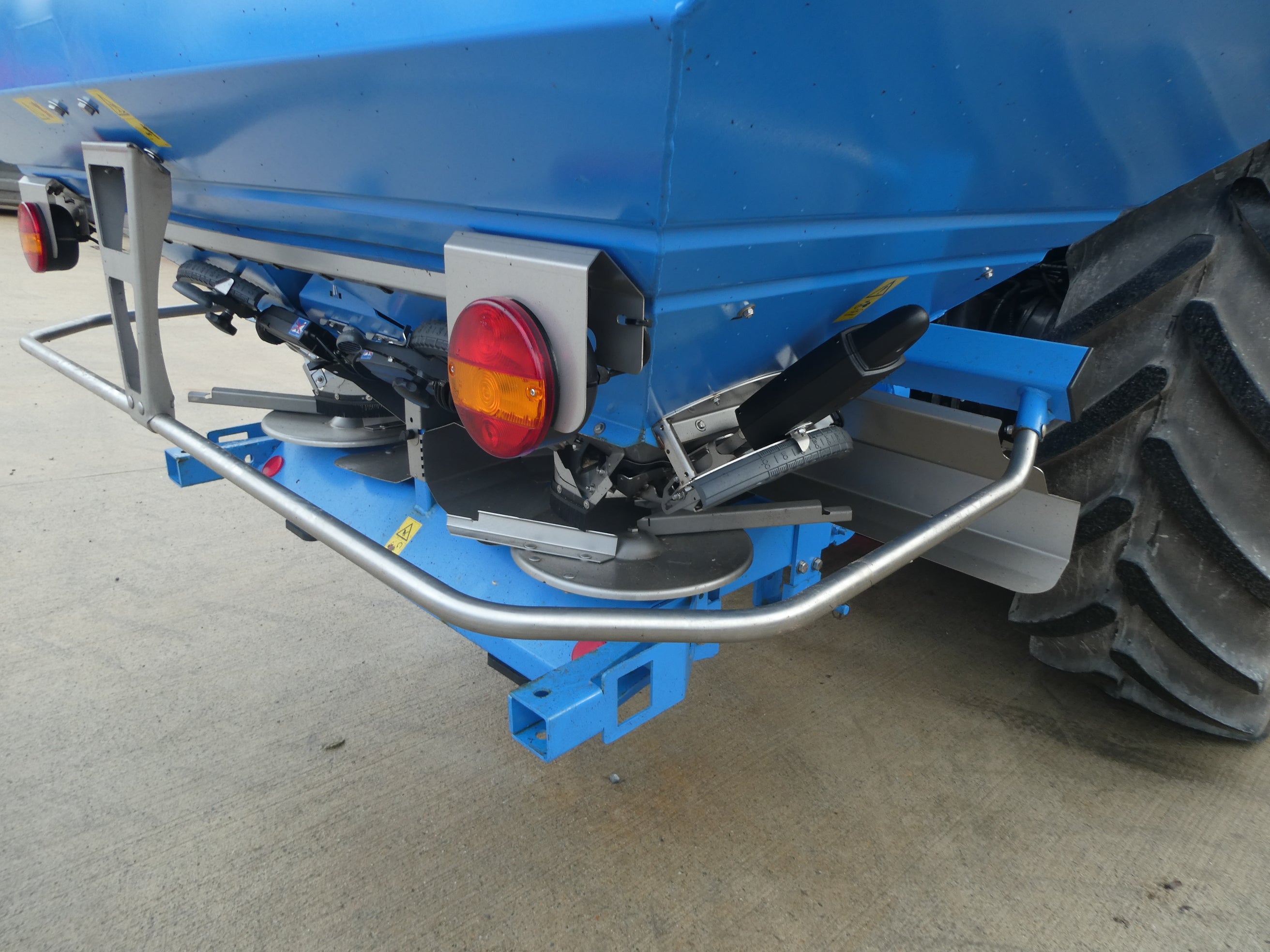 Lemken Tauri 12 Twin Disc Fertiliser Spreader