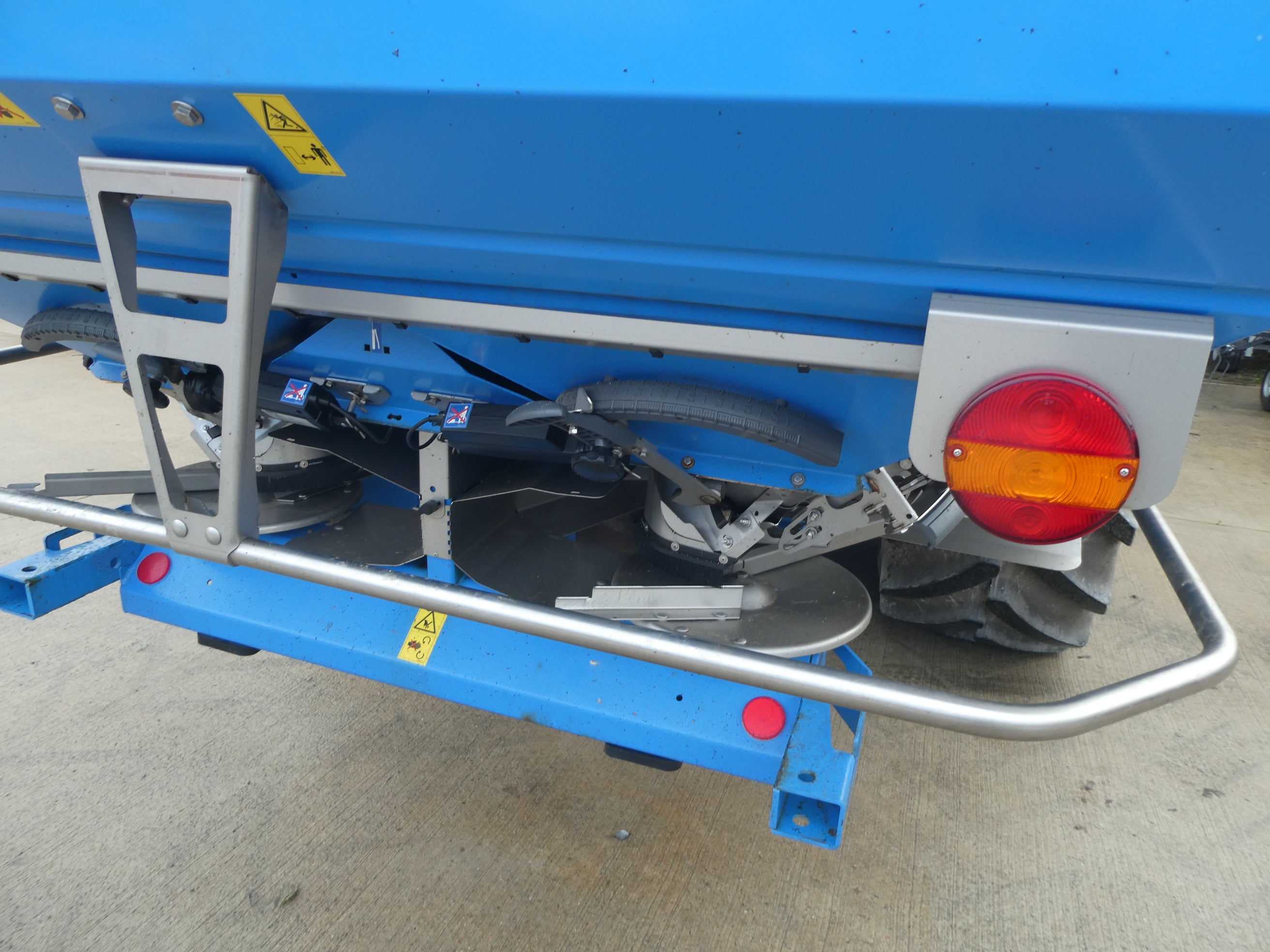 Lemken Tauri 12 Twin Disc Fertiliser Spreader