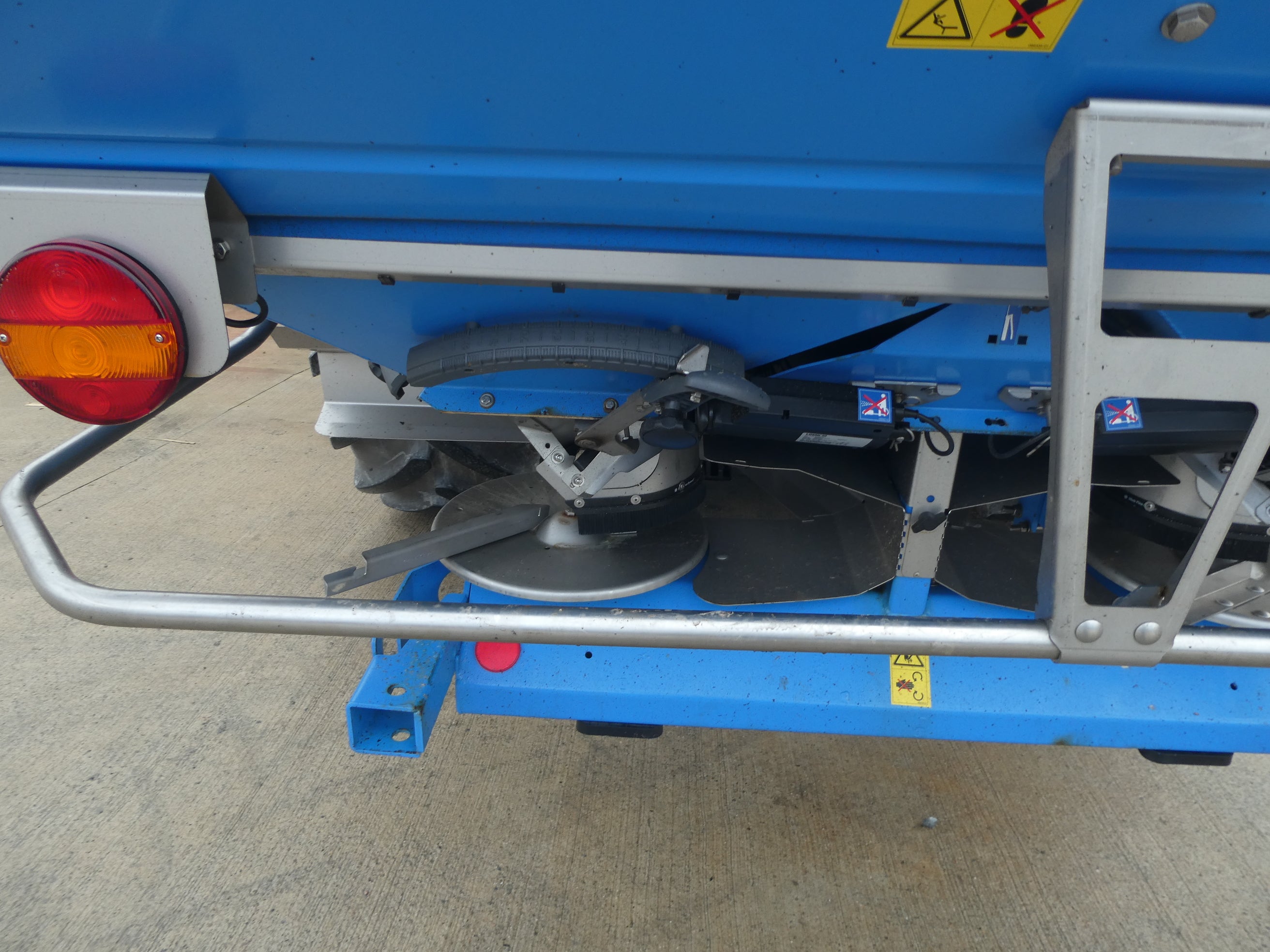 Lemken Tauri 12 Twin Disc Fertiliser Spreader