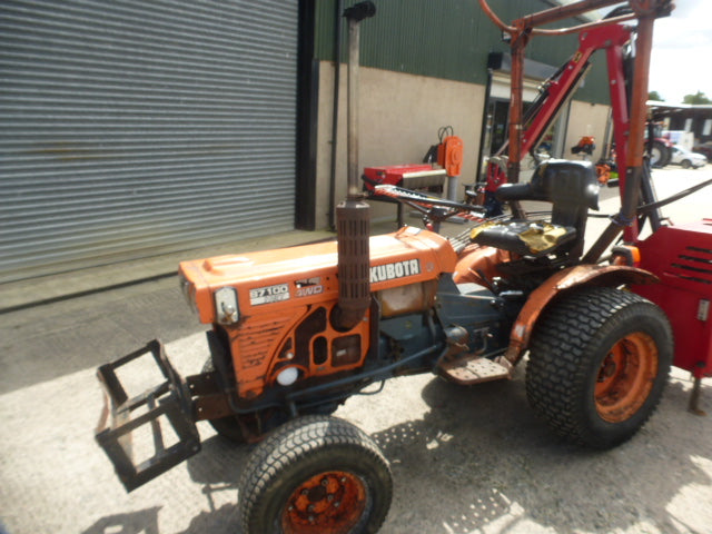 Kubota B7100 HST Tractor