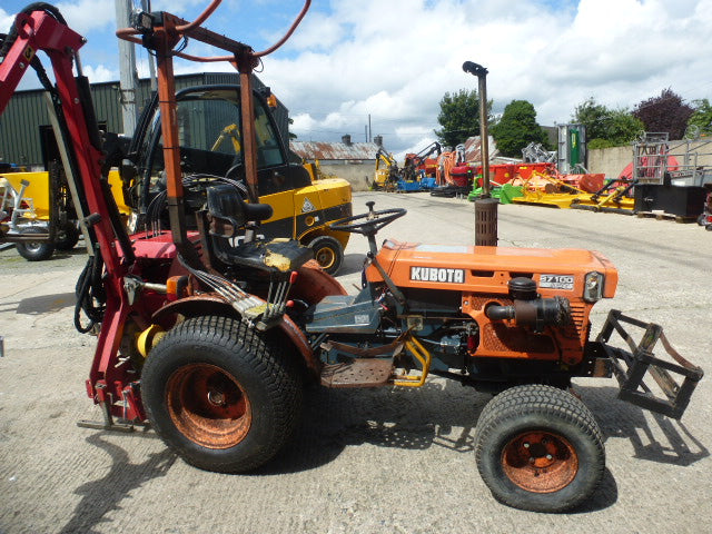 Kubota B7100 HST Tractor