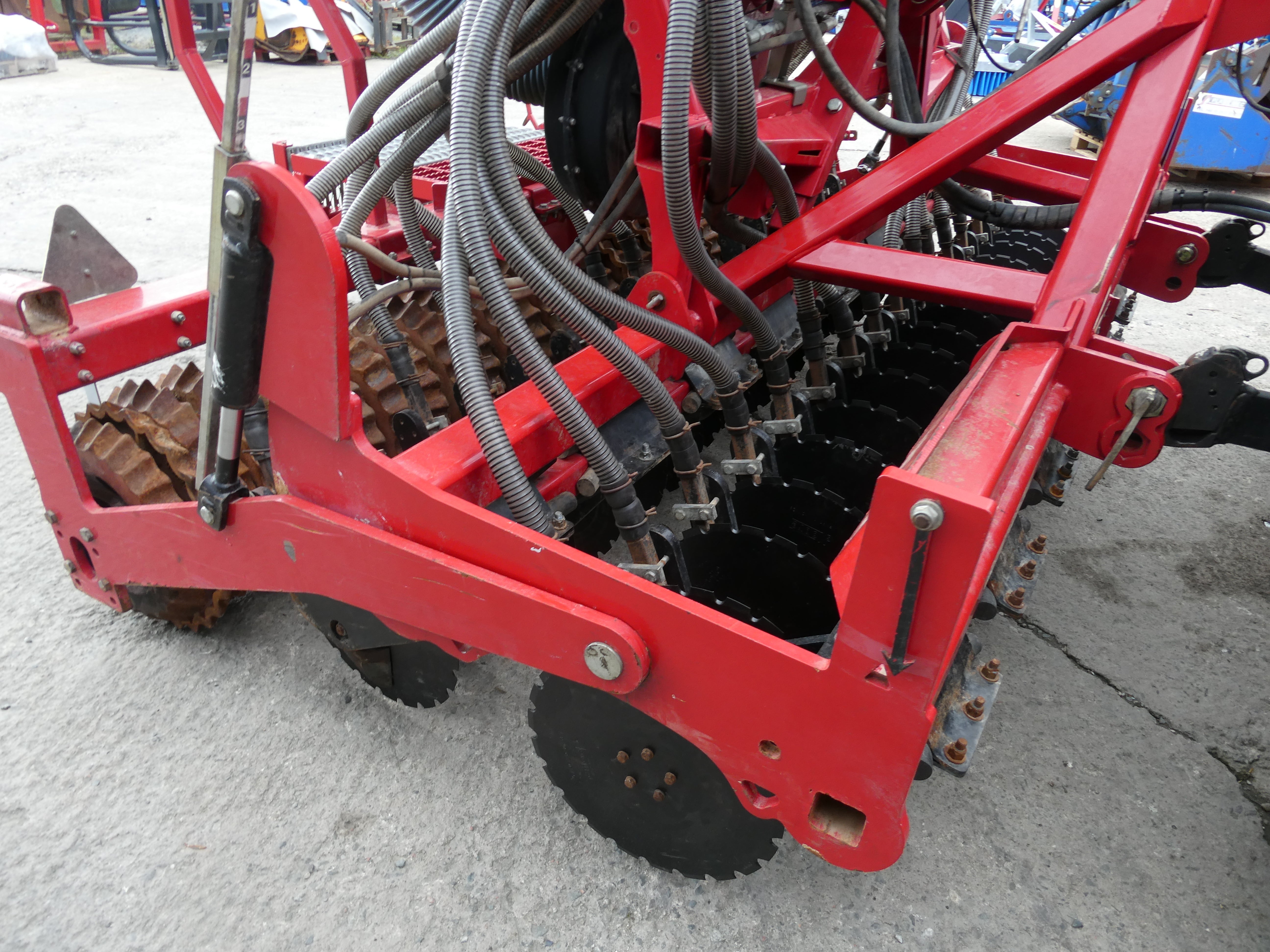 2020 Moore 32 row Grassland UniDrill