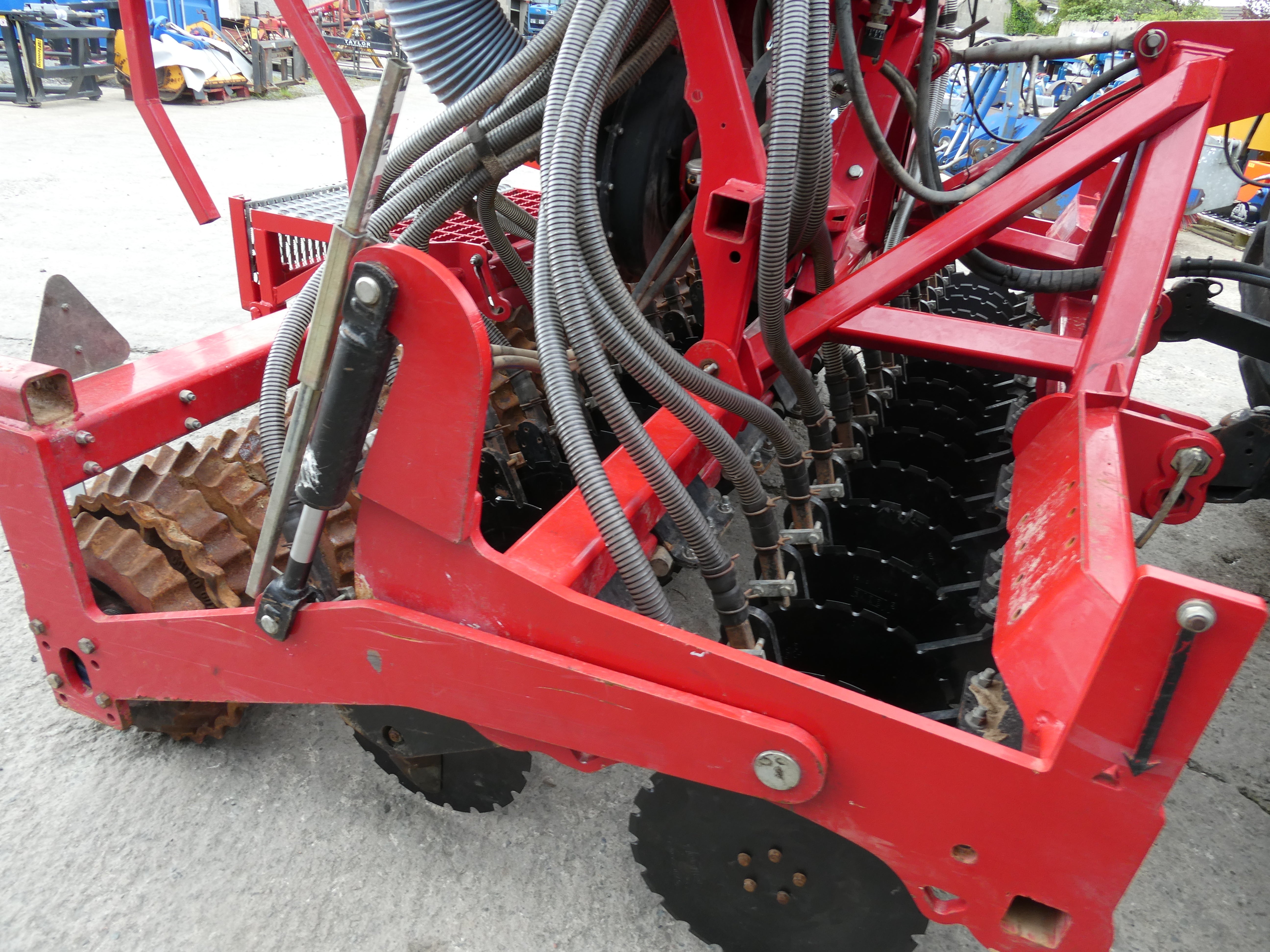 2020 Moore 32 row Grassland UniDrill
