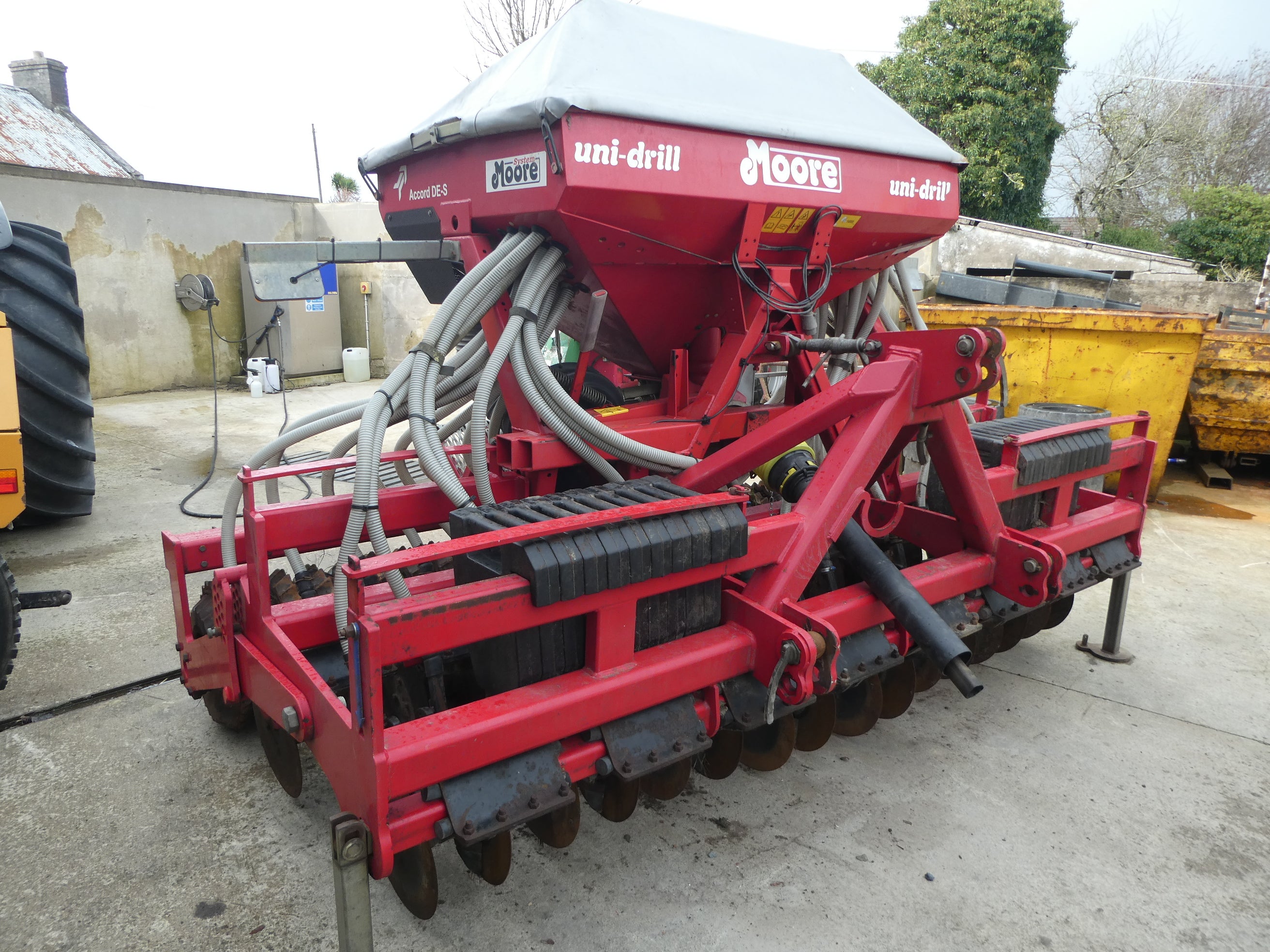 Used 32 row Moore UniDrill