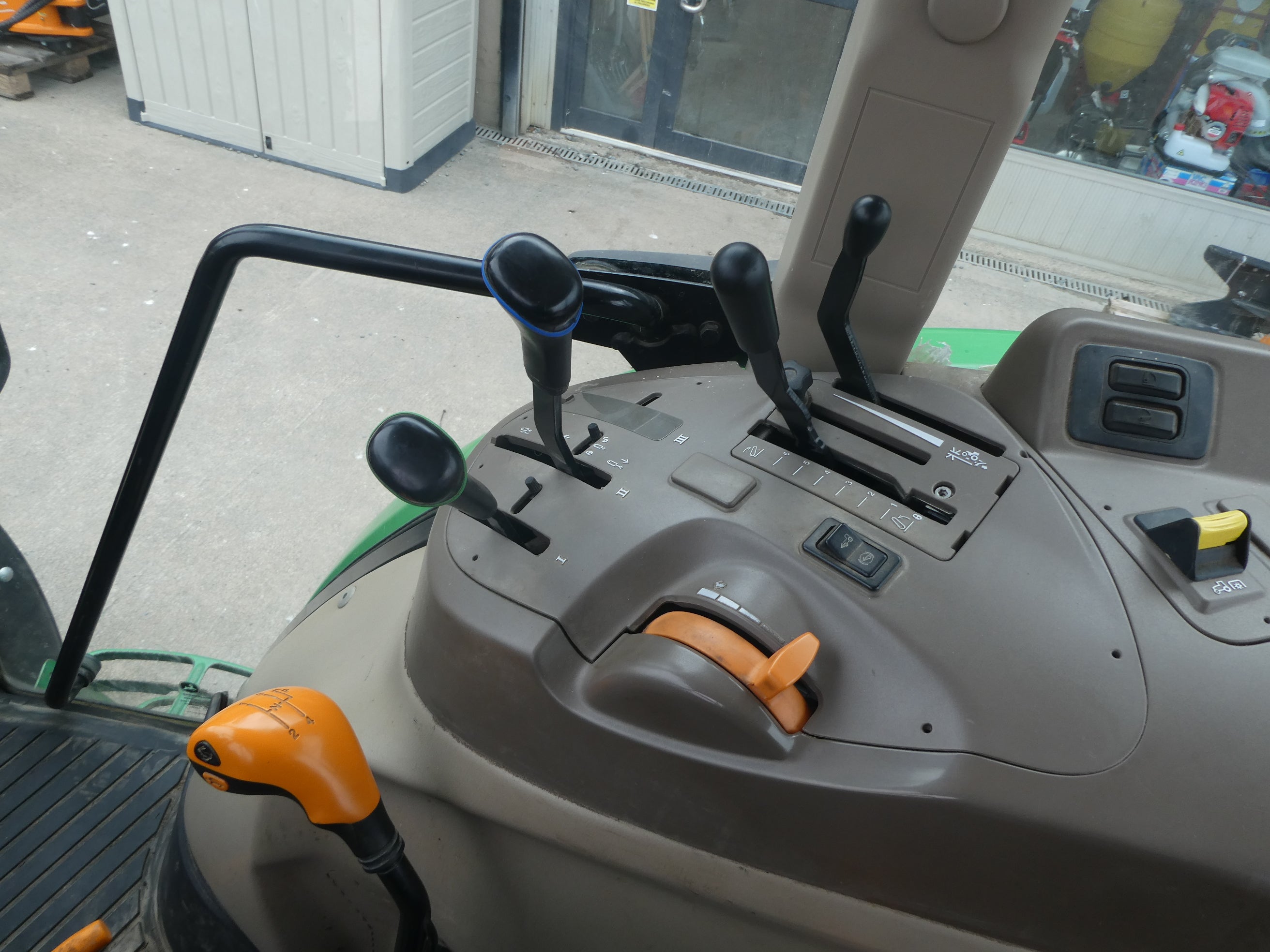 John Deere 5075E