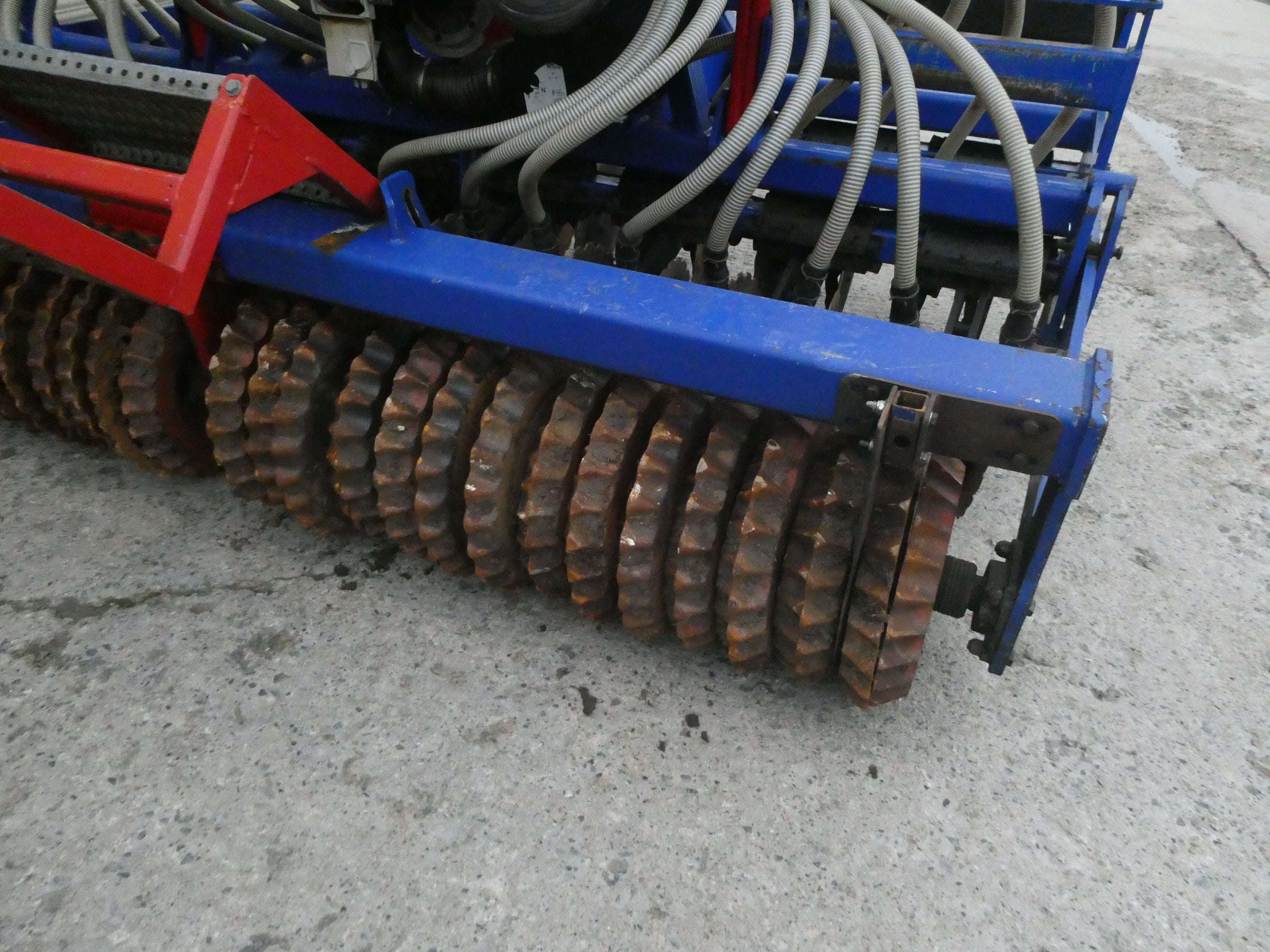 Used Moore 32 row Grassland UniDrill