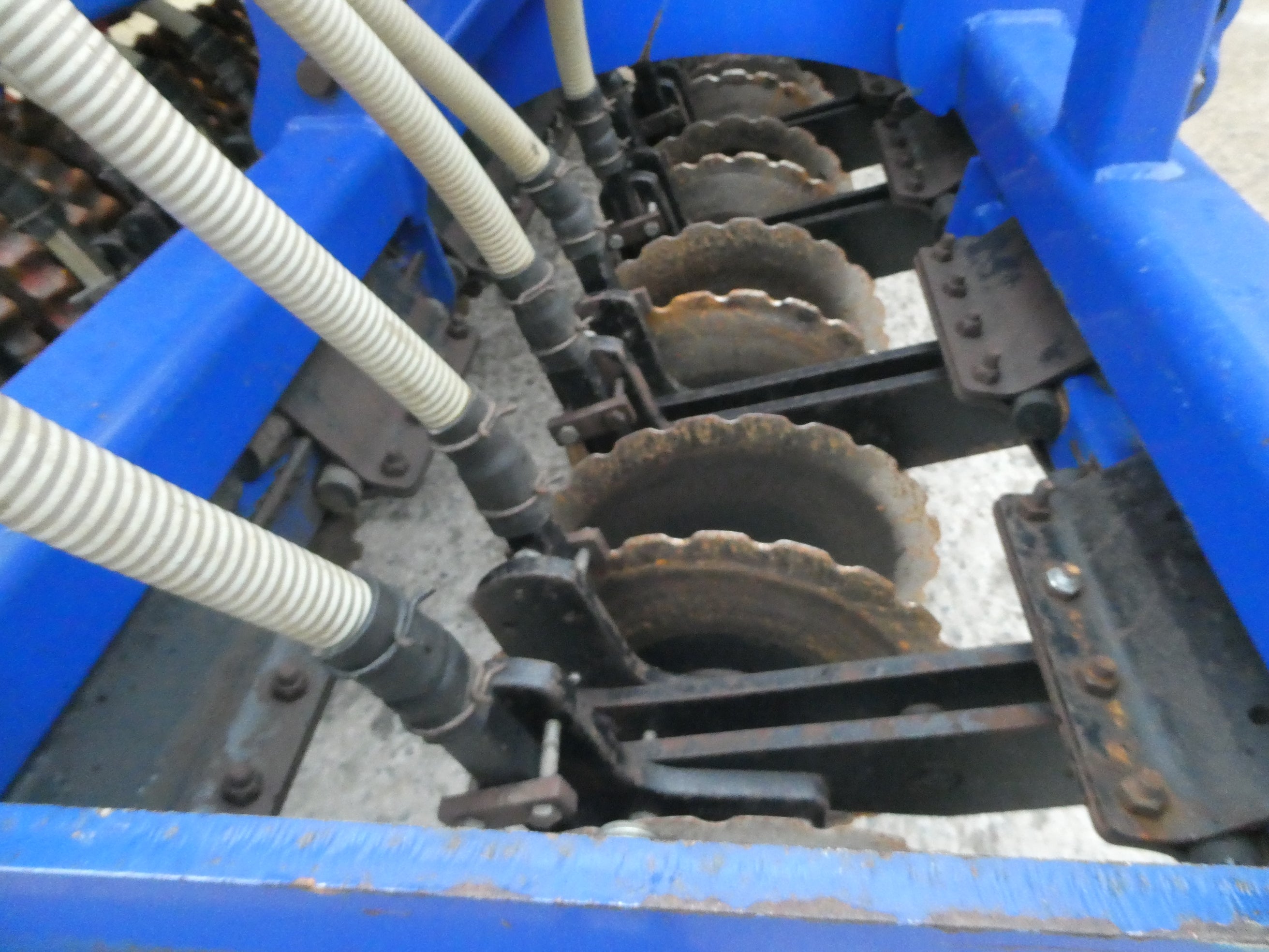 Used Moore 32 row Grassland UniDrill